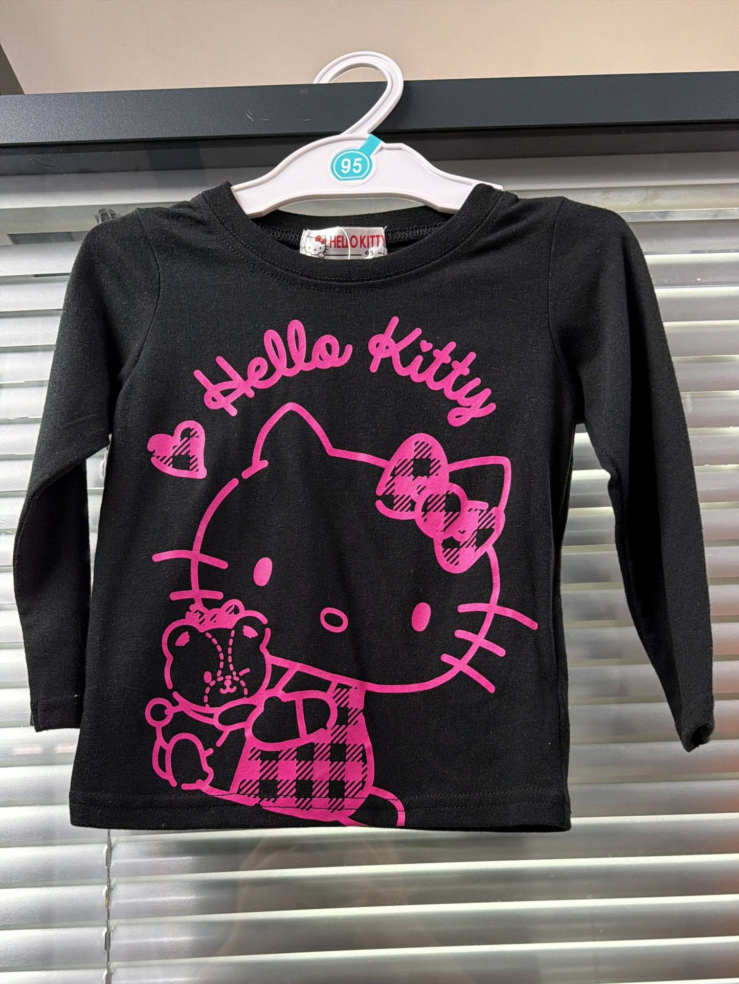 現貨區1-2日寄出--日本童裝 西松屋 x Sanrio Hello Kitty 上衣 95cm 女童款 秋天 Tops
