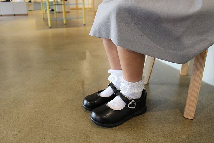 Moonstar x Carrot Banxue shoes (antibacterial, deodorant, lightweight) shipped directly from Japan. Functional, healthy leather shoes for children, 14-21cm. Girls' shoe collection.
