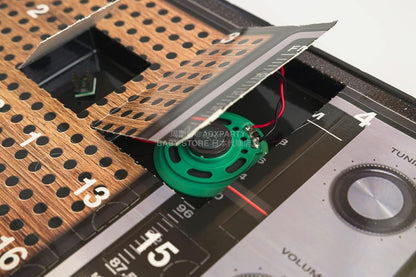 英美直送 EIGHT Retro Radio 聖誕倒數日曆 兒童款 聖誕快樂特輯 聖誕倒數日曆 不參與$900免運 滿$900可加$25免運 Christmas Advent Calendars 2025